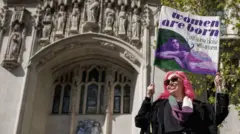 Женщина с плакатом у здания суда