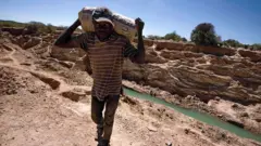 Un jeune dans une mine de cobalt dans la province du Katanga dans le sud-est de la RDC
