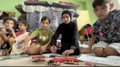 نور تلعب مع أقرانها