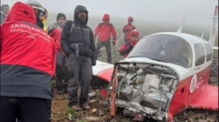 Düşen uçağın motor kısmında hasar olduğu görülüyor. Onun dışında kanatları ve arka kısmının sağlam olduğu anlaşılıyor. Enkaz çevresinde kurtarma görevlisi var ve hepsi yaz olmasına karşın sıkı sıkı giyinmiş.