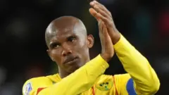 Samuel Eto'o lors d'un match de la Coupe du monde 2010 en Afrique du Sud, contre le Japon