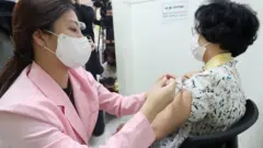 곽월희 대한간호협회 부회장이 2일 오전 서울 마포구 마포보건소에서 코로나19 백신 접종을 하고 있다