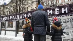 Мужчина с двумя детьми на акции "Возвращение имен"