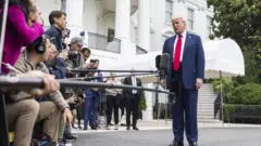 Donald Trump hablando con la prensa