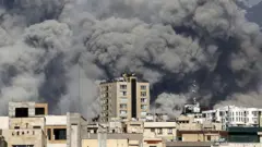 ၂၀၂၆ ခုနှစ်၊ မတ်လ ၁ ရက်မှာ အီရန်နိုင်ငံ၊ တီဟီရန်မြို့က  အီရန် အစ္စလာမ္မစ် သမ္မတ နိုင်ငံ ရုပ်မြင်သံကြားလွှင့်ရုံ အနီး ကောင်းကင်ကိုတက်လာတဲ့မီးခိုးလုံးတွေ 