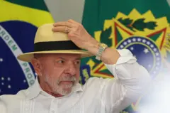 Lula veste chapéu
