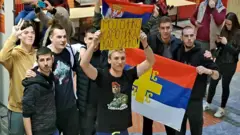 Okupljeni mladići