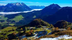 Vista panorámica de la montaña en Fieberbrunn, Austria.