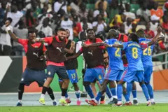 L'attaquant de la RD Congo, Yoane Wissa célèbre avec ses coéquipiers après avoir marqué le deuxième but de son équipe sur penalty lors du quart de finale de la Coupe d'Afrique des Nations (CAN) 2024 entre la RD Congo et la Guinée au stade Alassane Ouattara à Ebimpe, Abidjan, le 2 février 2024.