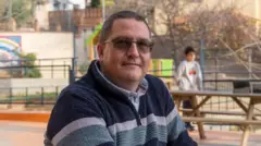 Homem brancojogo do pênalti estrela betóculos escuros (retrato)