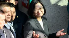 蔡英文在投票所外向記者比手勢（11/1/2020）