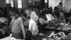 أطفال من السكان الأصليين في مدرسة داخلية في كندا عام 1950