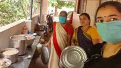 கொரோனாவுக்கு எதிராக போராட கேரள அரசுக்கு உதவிய பெண்கள் அமைப்பு : குடும்பஸ்ரீ