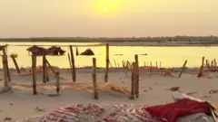 గంగానది కోవిడ్ మహమ్మారితో శవవాహినిగా మారిందా?