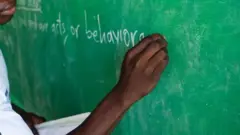 Barsiisaan yeroo gabatee irratti barreessaa jiru