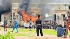Aworan ọkọ ti awọn ọdọ dana sun niluu Lafiagi nipnlẹ Kwara