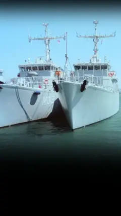 Два військові кораблі на воді