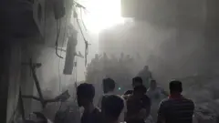 Palestinos buscan víctimas tras un ataque israelí en el patio del Hospital Kamal Adwan el 25 de diciembre.