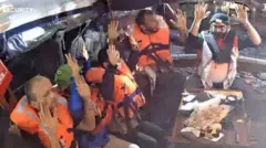 Pessoas com coletes salva-vidas