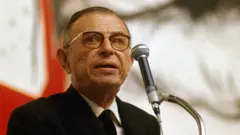 Jean-Paul Sartre falando em um microfone
