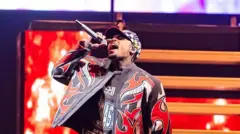 Chris Brown ubwo yari ari mu gitaramo cyo mu iserukiramuco rya muzika 'Tycoon Music Festival' mu mujyi wa Detroit muri leta ya Michigan muri Amerika, mu kwezi gushize. Arimo kuvugira mu ndangururamajwi, yambaye ijaketi irimo amabara y'umukara n'umutuku. 