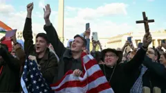 Mutane ɗage da tutocin Amurka cikin taron jama'a a dandalin St. Peter