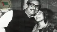 شیخ مجیب الرحمان اپنی بڑی بیٹی شیخ حسینہ کے ساتھ جو ایک دہائی سے زیادہ عرصے سے بنگلہ دیش کی وزیر اعظم ہیں