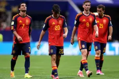 Jogadores da Espanha saindo de campo