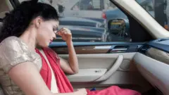 મોશન સિકનેસમાં ઊબકા, ચકકર અને સામાન્ય અકળામણના લક્ષણો જોવા મળે છે.