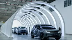 比亚迪（BYD Co.）海豚紧凑型掀背车。这辆公司第800万辆电动车，摄于2024年7月4日（周四）泰国罗勇府尼科姆帕塔纳比亚迪新工厂的开幕仪式。