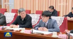 DeepSeek創始人梁文鋒(右)