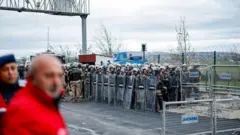 Mart 2025'ten bu yana tutuklu bulunan ve görevden uzaklaştırılan İstanbul Büyükşehir Belediye Başkanı Ekrem İmamoğlu'nun, İstanbul'da görülen davada Marmara-Silivri Cezaevi ve Adliye Kompleksi'nin önündeki barikatların ardında askerler nöbet tutuyor.