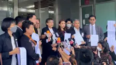 ตัวแทนสภาองค์กรของผู้บริโภค ยื่นฟ้อง กสทช. และสำนักงาน กสทช. เพื่อให้เพิกถอนมติ กสทช. “รับทราบ” การรวมธุรกิจระหว่างทรู-ดีแทค 