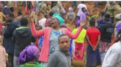 Awọn eeyan to n daro nipa isẹlẹ ilẹ riri