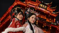 دو زن چینی برای عکاسی ژست گرفتند