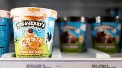 Банка мороженого Ben & Jerry's в холодильнике