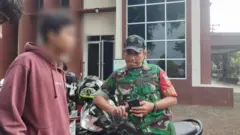 Mahasiswa UIN Walisongo, Semarang (kiri) menemui seorang anggota TNI yang disebut hadir ketika diskusi soal militer berlangsung di kampus UIN Walisongo, Semarang, Senin (14/04). Foto mahasiswa tersebut diburamkan untuk melindungi identitasnya.