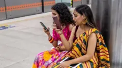 मोबाईल पाहताना महिला