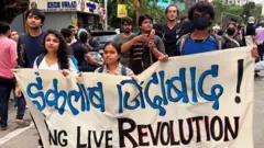 मुंबईतील आंदोलनात सहभागी झालेली तरुणाई.