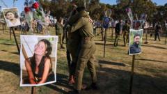 Familiares de las víctimas del ataque del 7 de octubre se abrazan.