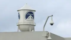 Логотип Paramount Pictures на водонапорной башне в Лос-Анджелесе 17 февраля 2026 года