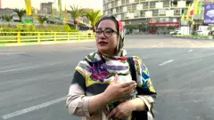 Mujer iraní en una calle vacía