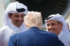 الرئيس الأميركي دونالد ترامب يتحدث مع أمير قطر تميم بن حمد آل ثاني ورئيس الوزراء القطري محمد بن عبدالرحمن بن جاسم بن جبر آل ثاني، قبيل مغادرته قاعدة العديد الجوية متوجهاً إلى أبوظبي، في 15 مايو 2025، الدوحة.