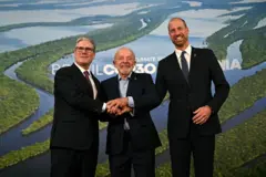 O príncipe William e o primeiro-ministro britânico, Sir Keir Starmer, cumprimentam o presidente do Brasil, Luiz Inácio Lula da Silva, durante a COP30.