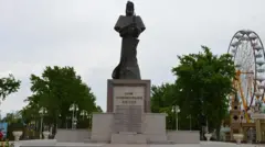 مجسمه فردوسی در تاجیکستان