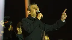 Özgür Özel mikrofonda konuşuyor