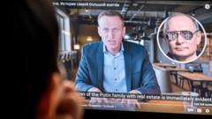 ロシアの対戦相手アレクセイ・ナワリヌイに関する映画を見る女性