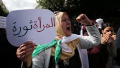 ماذا يعني رفع الجزائر تحفظها عن حق المرأة بالسفر والسكن بمفردها؟