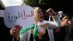 نساء يتظاهرن في شوارع الجزائر العاصمة بمناسبة اليوم العالمي للمرأة، 8 مارس/آذار 2021.