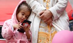 Criança usando celular